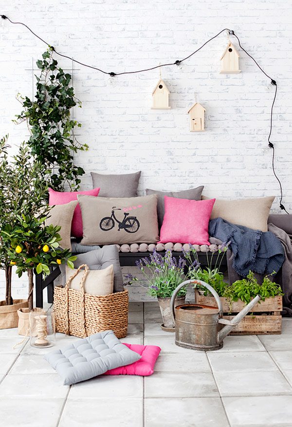 This seems to be a balcony cum garden utilizing the floor space ... Vintage Balcon décor