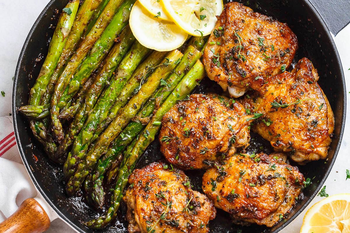 Buttery Garlic Herb Chicken With Asparagus — Eatwell101