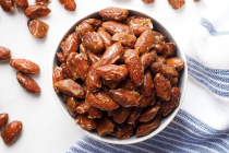 Honey Roasted Almonds with Cinnamon — A quick and easy recipe for an addicting snack for any occasion!