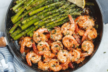 Lemon Garlic Butter Shrimp with Asparagus - So much flavor and so easy to throw together, this shrimp dinner is a winner!