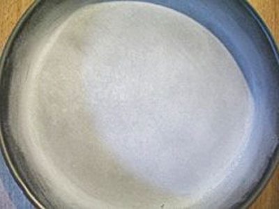 How to Grease and Flour a Cake Pan - The Perfect Technique To Grease And Flour A Cake Mold