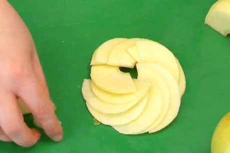 How to Quickly Cut an Apple to Make an Apple Pie - Apple Cut Lining