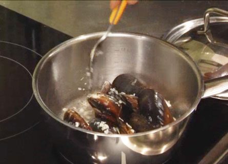 How to Cook Fresh Mussels and Clams - How to Steam Mussels - Cooking Fresh Mussels