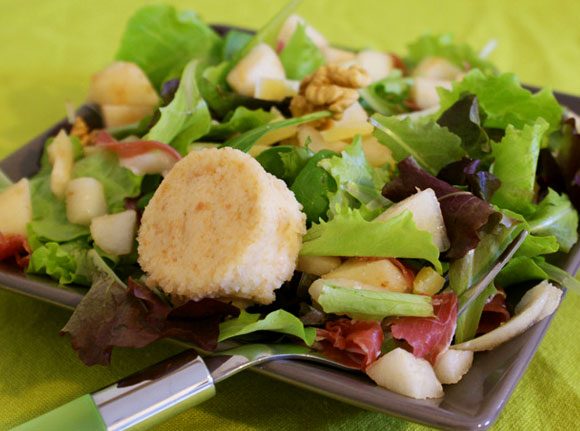 Salad with Pear,Goat Cheese and Toasted Bread