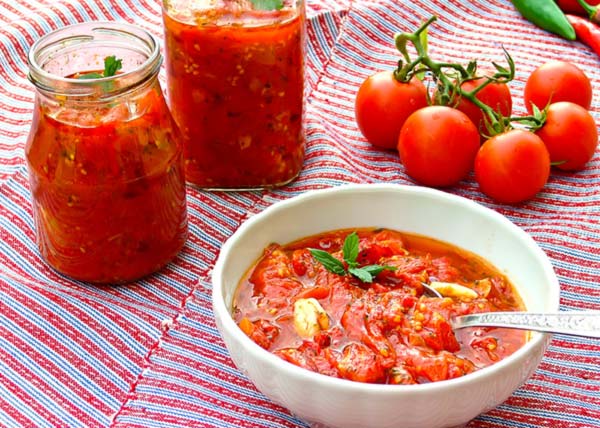 How to Make a Homemade Tomato Sauce — learn to cook basic Tomato Sauce — Easy Tomato Sauce Recipe with Pictures