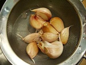 How to Peel Garlic Cloves Easily