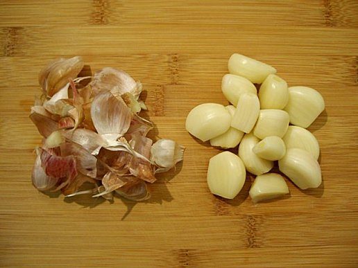peeling garlic — peeling garlic tips — peeling garlic cloves