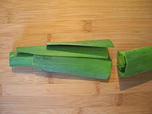 how to clean and slice leeks - julienned leeks image