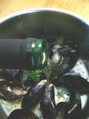 learn to cook mussel mariniere - mussels cooking lessons image