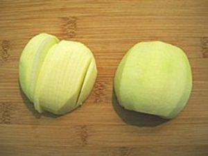 slice apples to make apple tart image