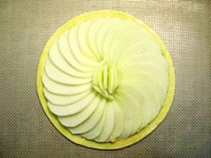 arrange apple slices to make a tart image
