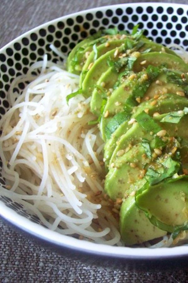 Avocado Rice Vermicelli Salad - #recipe by #eatwell101 - https://www.eatwell101.com/rice-vermicelli-salad-with-avocado-how-to-make-a-japanese-style-rice-and-avocado-salad