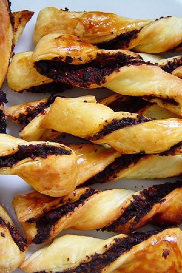 Olives and Tomatoes Puff Twists - #recipe by #eatwell101 - https://www.eatwell101.com/olive-and-tomato-puff-pastry-appetizers-recipe