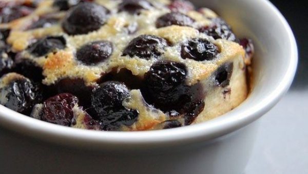 Blueberry Clafoutis - #recipe by #eatwell101 - https://www.eatwell101.com/clafoutis-recipe