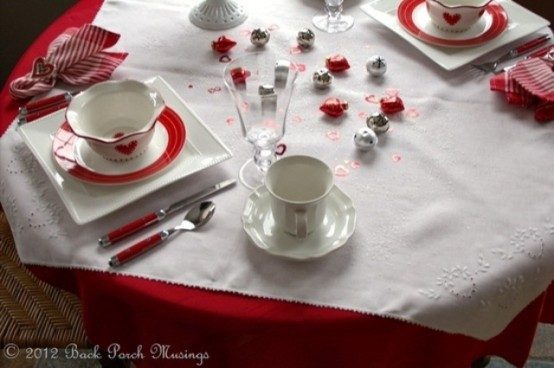 romantic-valentines-day-table-settings-53-554x368