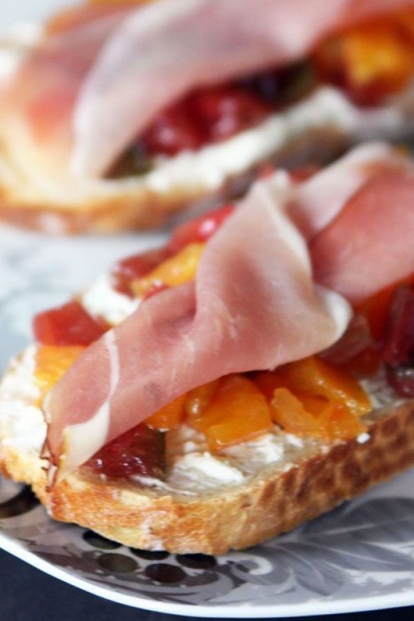 Tomato, Goat’s Cheese & Ham Bruschetta - #recipe by #eatwell101 - https://www.eatwell101.com/bruschetta-with-tomato-goat-cheese-and-ham
