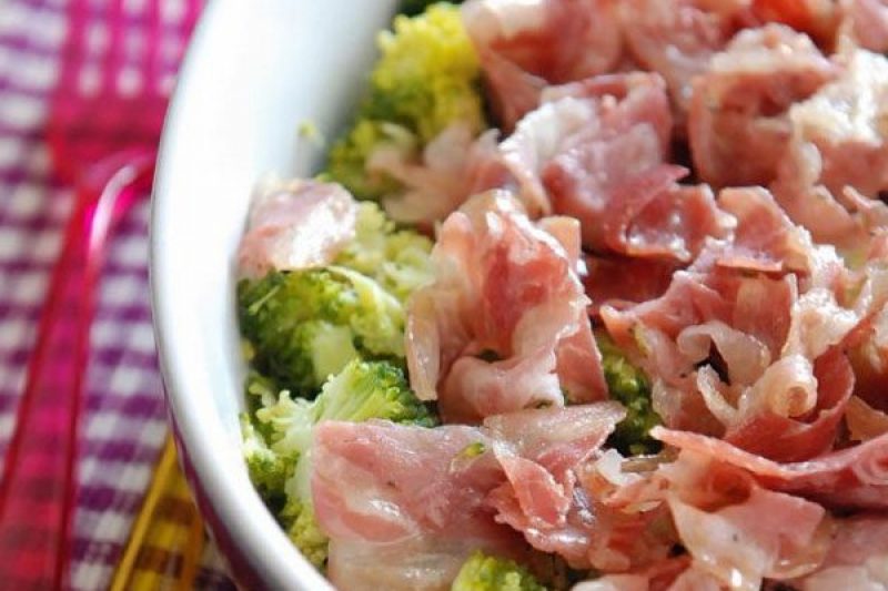 Pancetta and Cheese Broccoli Casserole - #recipe by #eatwell101 - https://www.eatwell101.com/easy-broccoli-cheese-casserole