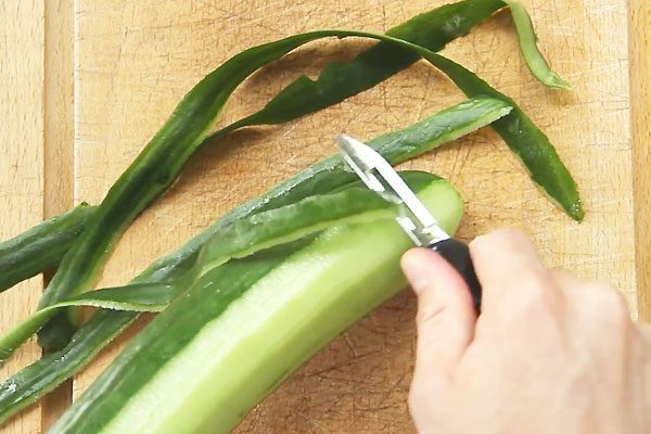 how-to-cut-a-cucumber-01