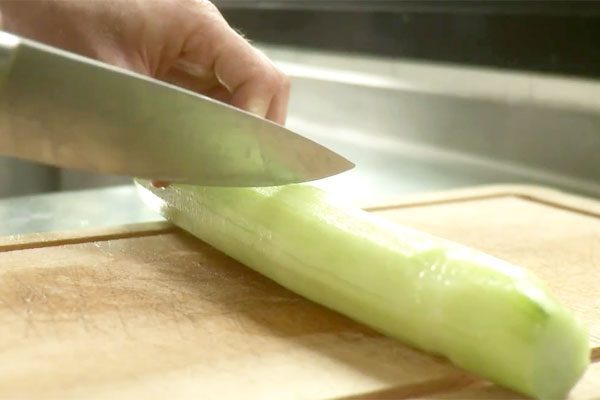how-to-cut-a-cucumber-03