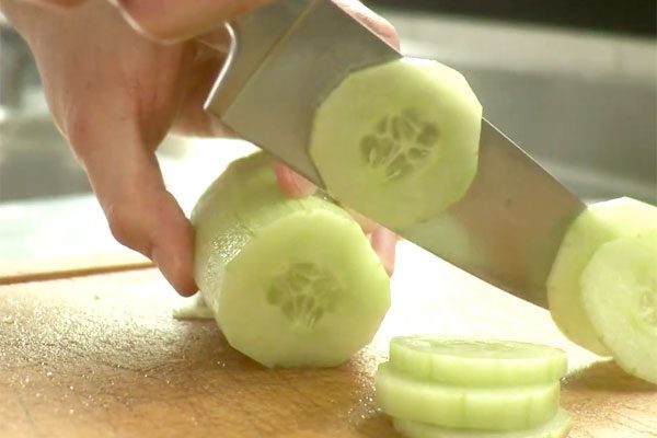 how-to-cut-a-cucumber-04