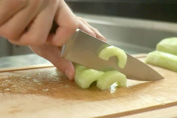how-to-cut-a-cucumber-08