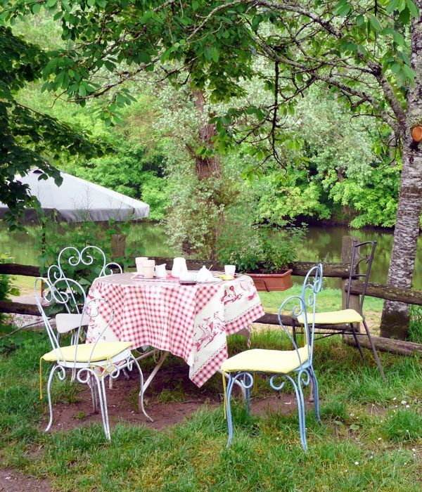 Cozy-Outdoor-breakfast-Nook