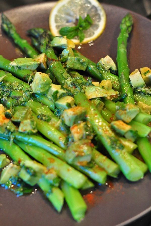 Spiced Asparagus Salad with Avocado, Lemon & Mint Dressing - #recipe by #eatwell101 - https://www.eatwell101.com/good-asparagus-recipe-with-avocado-and-mint