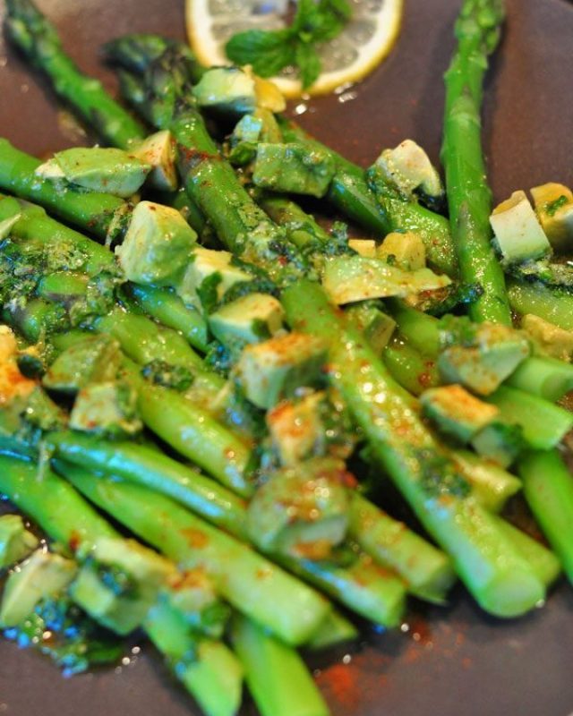 Spiced Asparagus Salad with Avocado, Lemon & Mint Dressing - #recipe by #eatwell101 - https://www.eatwell101.com/good-asparagus-recipe-with-avocado-and-mint