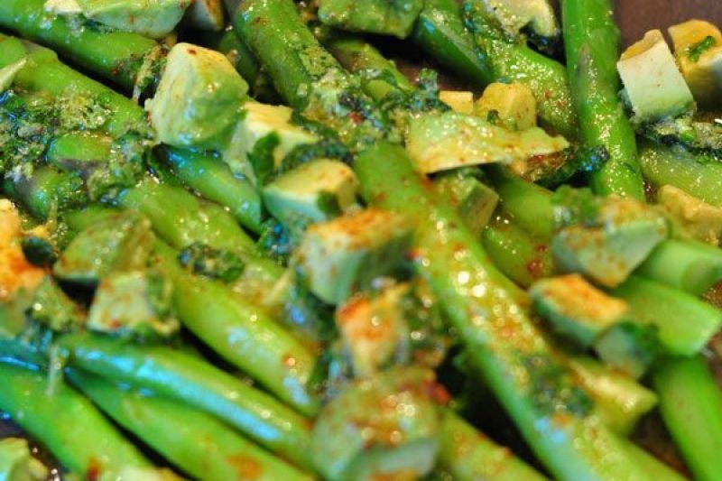 Spiced Asparagus Salad with Avocado, Lemon & Mint Dressing - #recipe by #eatwell101 - https://www.eatwell101.com/good-asparagus-recipe-with-avocado-and-mint