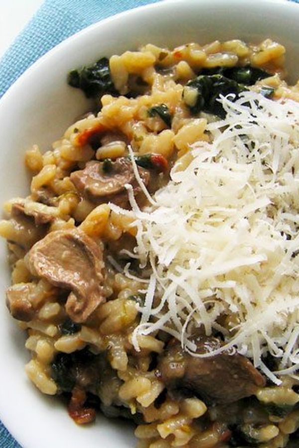 Spinach Risotto with Mushrooms - #recipe by #eatwell101 - https://www.eatwell101.com/spinach-and-mushroom-risotto