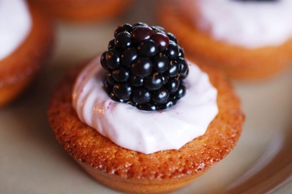 Sweet Bites: Mini Blackberry Cupcakes