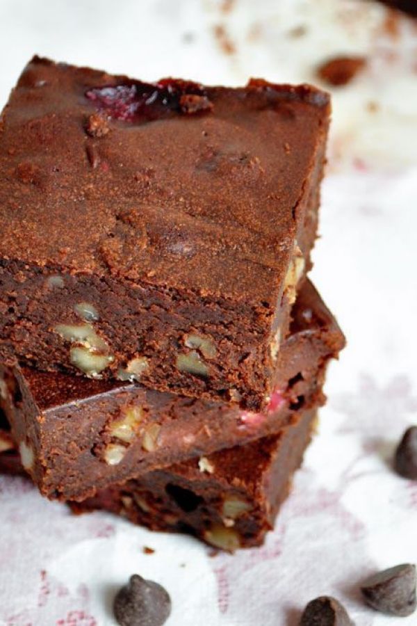 Best Chocolate Brownie Reicpe - #recipe by #eatwell101 - https://www.eatwell101.com/chocolate-raspberry-brownies-recipe