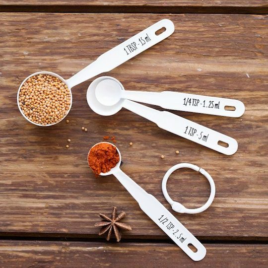Enamel measuring spoons