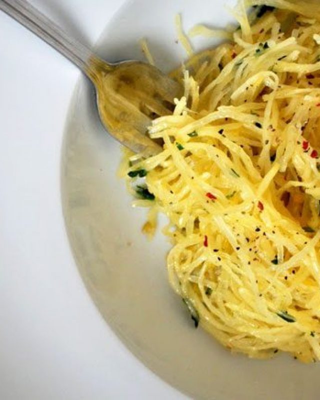 Spaghetti Squash Stir Fry - #recipe by #eatwell101 - https://www.eatwell101.com/spaghetti-squash-stir-fry-recipe