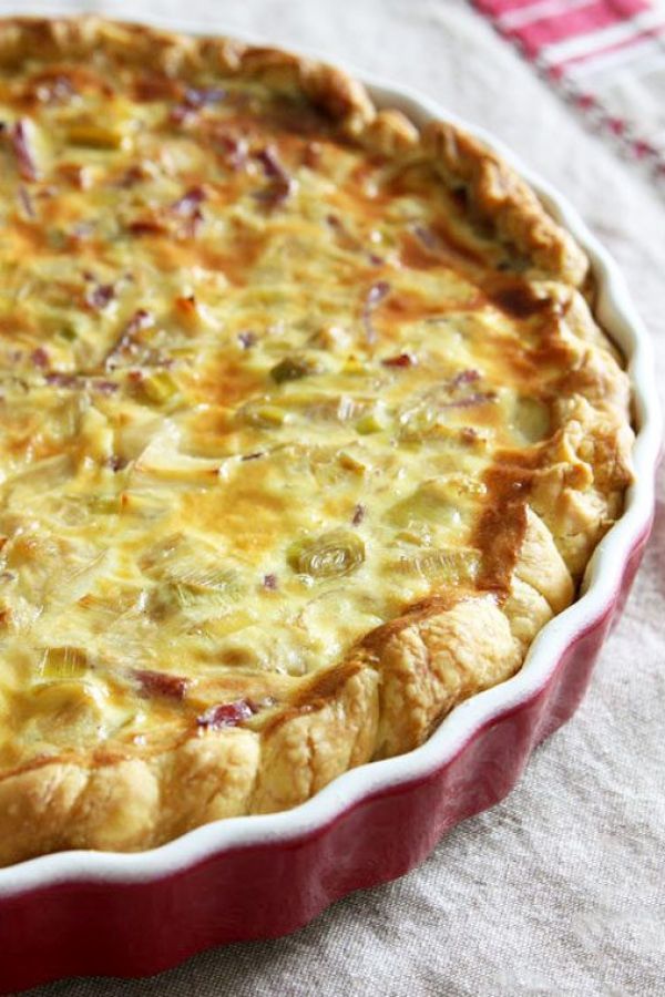 Bacon and Leek Quiche - #recipe by #eatwell101 - https://www.eatwell101.com/bacon-and-leek-quiche-recipe