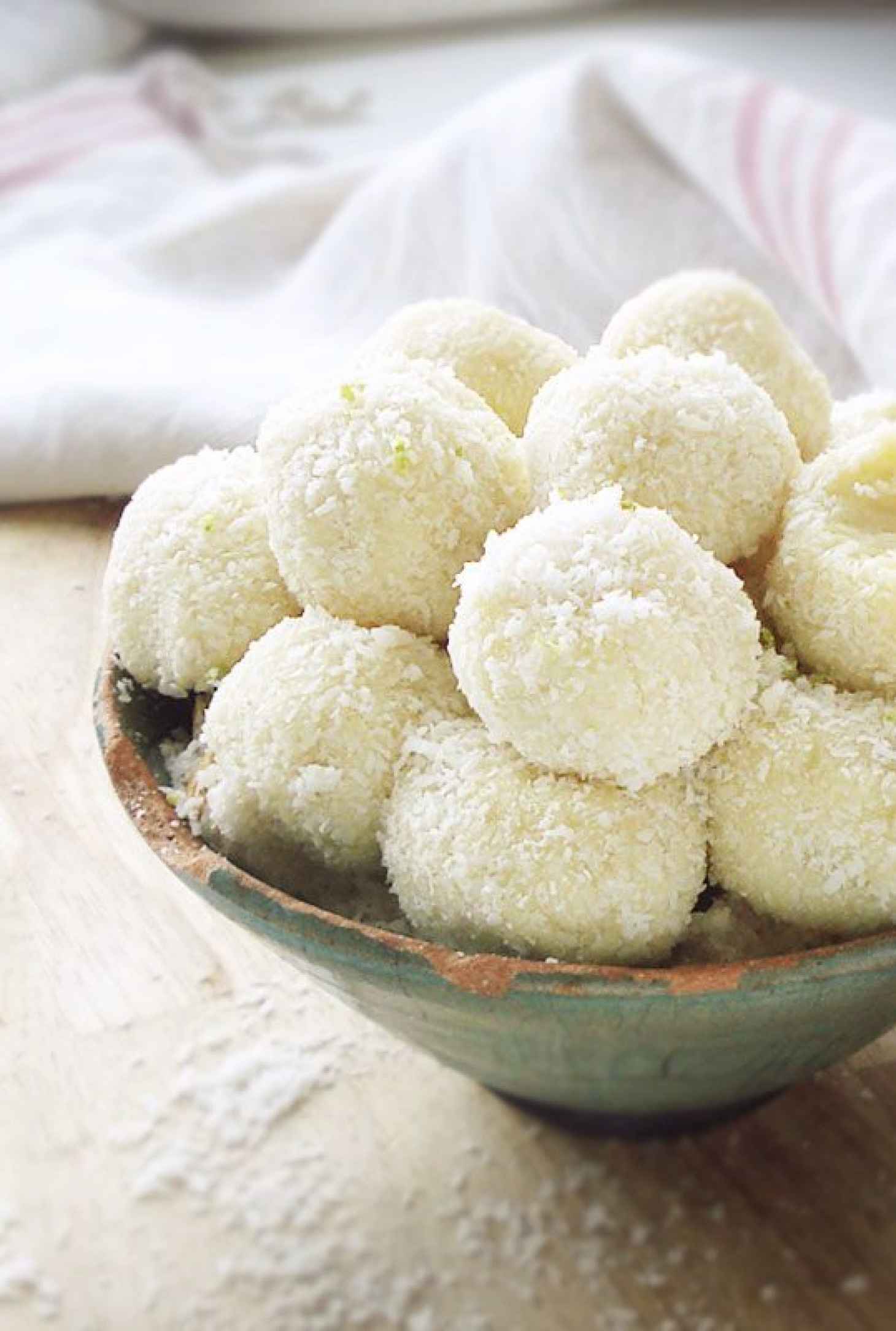 5-Minute White Chocolate Coconut Truffles - #recipe by #eatwell101 - https://www.eatwell101.com/white-chocolate-truffles-recipe
