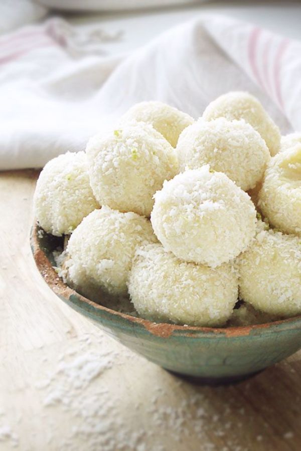 5-Minute White Chocolate Coconut Truffles - #recipe by #eatwell101 - https://www.eatwell101.com/white-chocolate-truffles-recipe