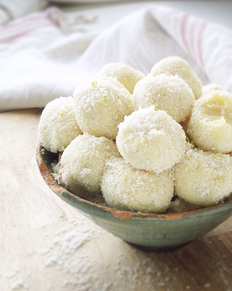 5-Minute White Chocolate Coconut Truffles - #recipe by #eatwell101 - https://www.eatwell101.com/white-chocolate-truffles-recipe