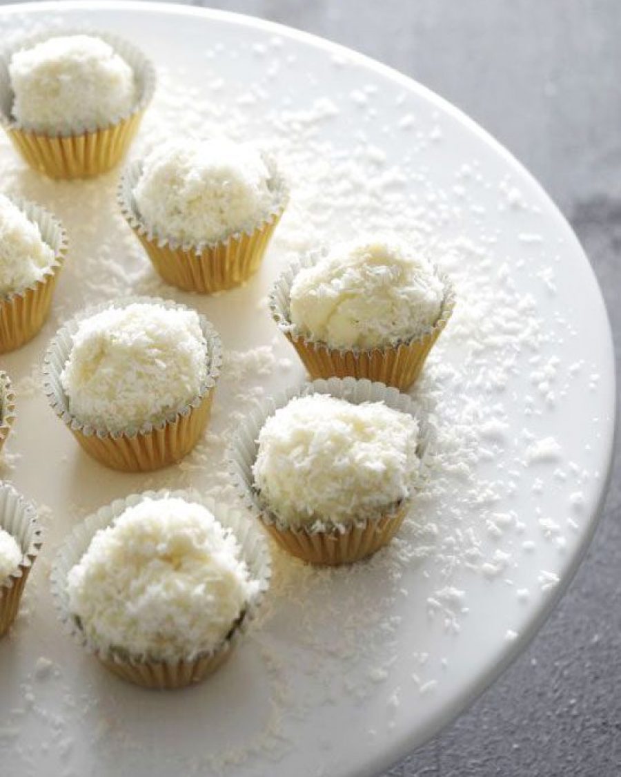 White Chocolate & Coconut Truffles - #recipe by #eatwell101 - https://www.eatwell101.com/white-chocolate-coconut-truffles-recipe