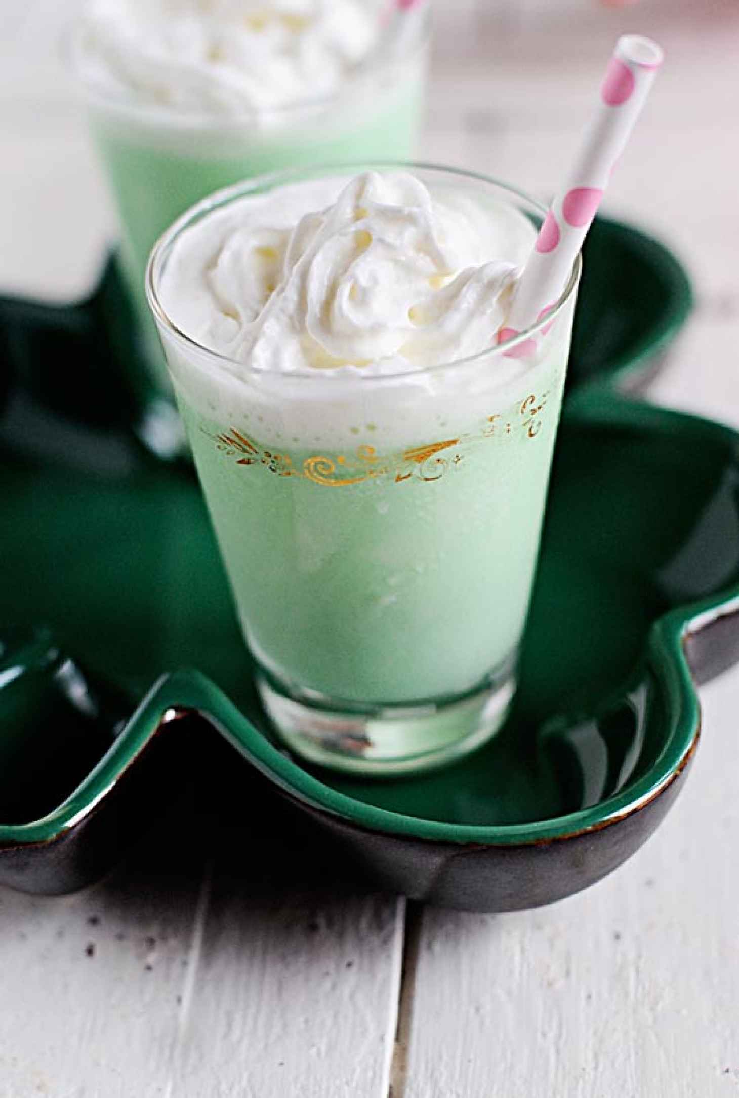 10 Delicious St Patricks Day Cocktails - #recipe by #eatwell101 - https://www.eatwell101.com/st-patricks-day-cocktails-recipes