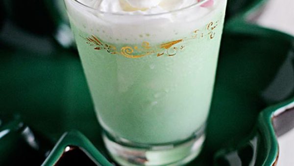 10 Delicious St Patricks Day Cocktails - #recipe by #eatwell101 - https://www.eatwell101.com/st-patricks-day-cocktails-recipes