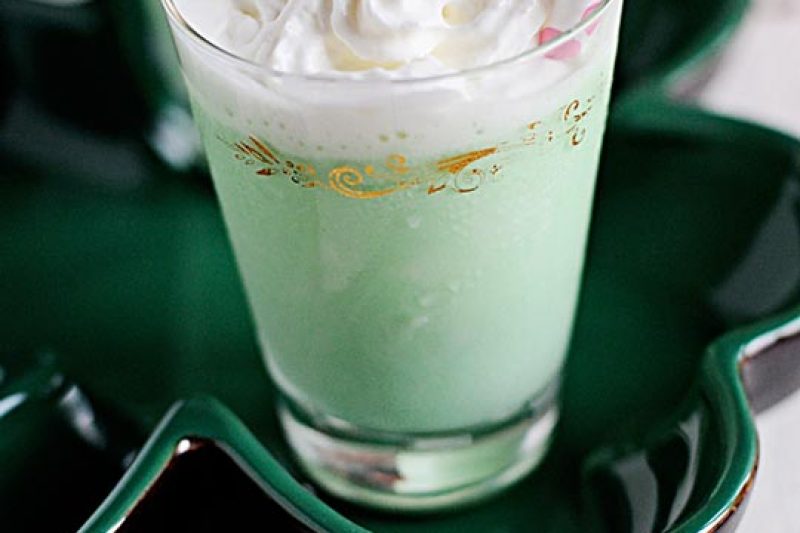 10 Delicious St Patricks Day Cocktails - #recipe by #eatwell101 - https://www.eatwell101.com/st-patricks-day-cocktails-recipes