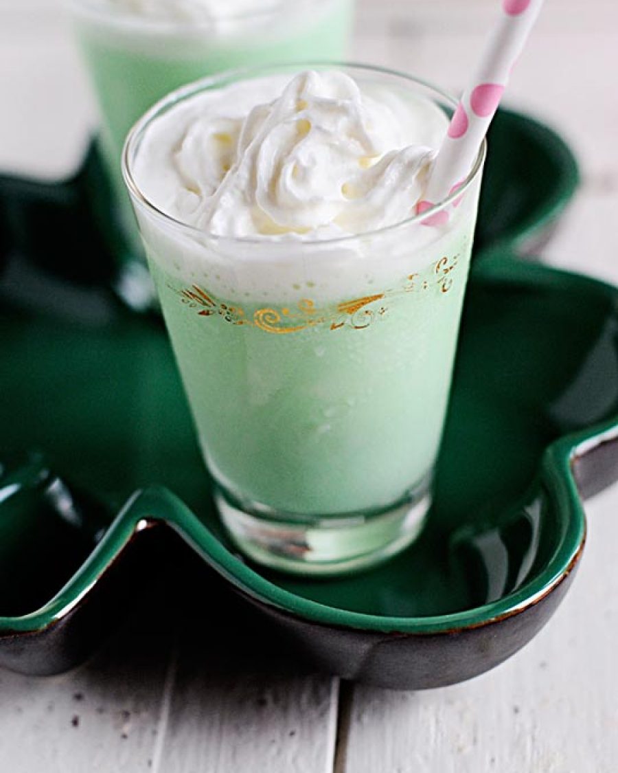 10 Delicious St Patricks Day Cocktails - #recipe by #eatwell101 - https://www.eatwell101.com/st-patricks-day-cocktails-recipes