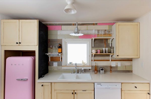 pink-kitchen-accents