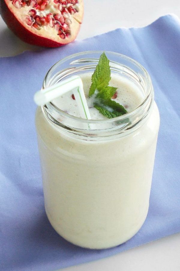 Banana & Pomegranate Yoghurt Smoothie - #recipe by #eatwell101 - https://www.eatwell101.com/banana-pomegranate-yoghurt-smoothie-recipe