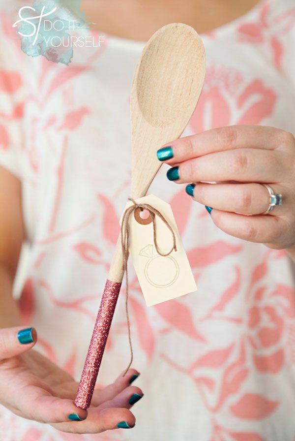 DIY-GLITTERED-WOODEN-SPOON-FAVORS