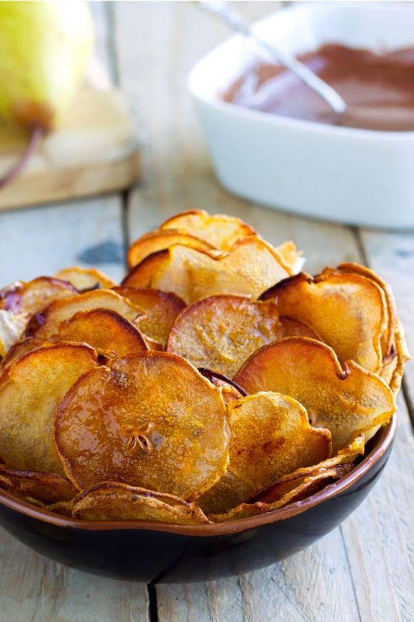 Oven Pear Chips with Chocolate Sauce - #recipe by #eatwell101 - https://www.eatwell101.com/slow-roasted-pear-chips-recipe