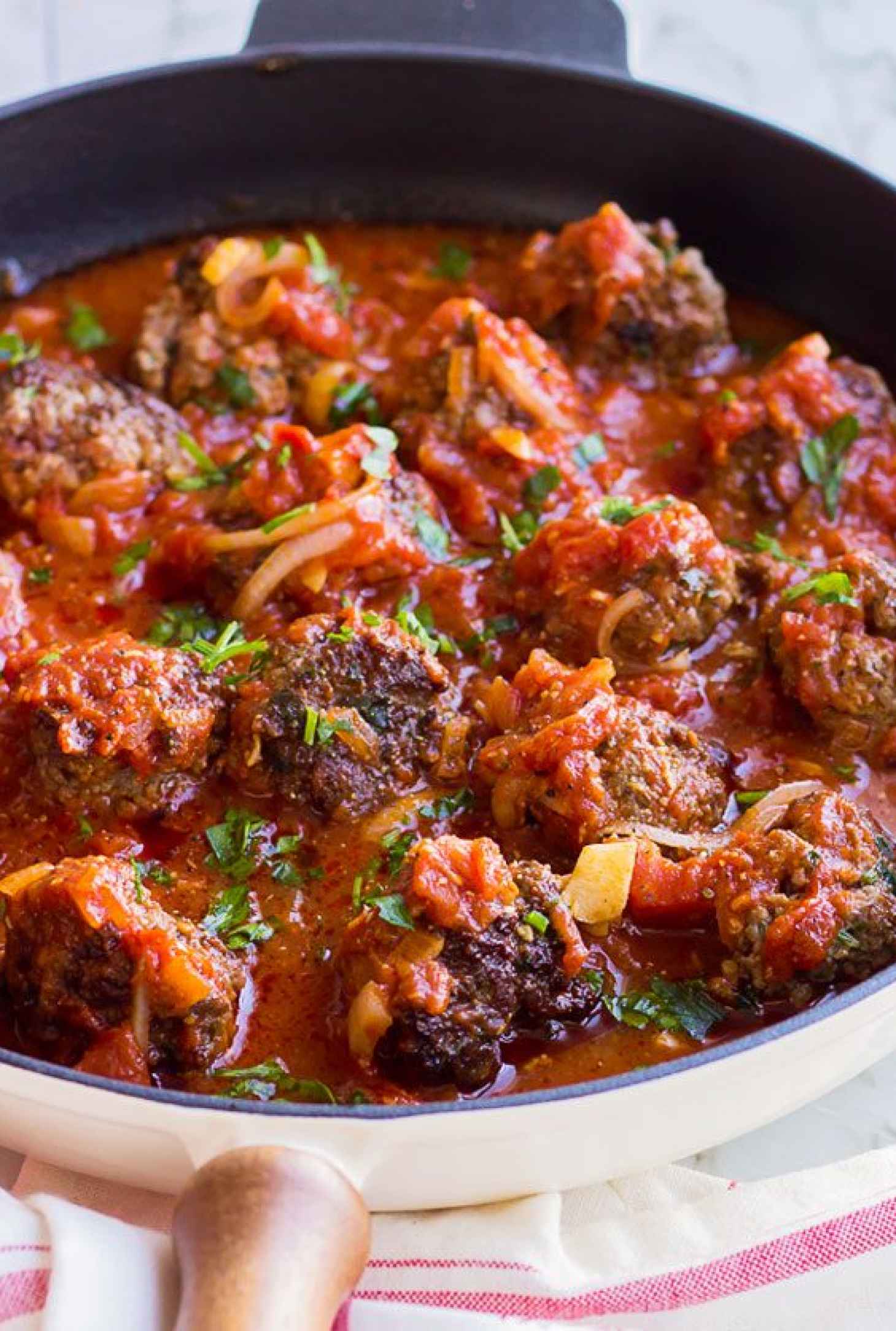 Turkey Meatballs with Spicy Tomato Sauce - #recipe by #eatwell101 - https://www.eatwell101.com/turkey-meatballs-recipe
