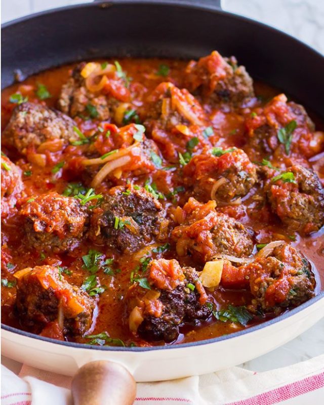 Turkey Meatballs with Spicy Tomato Sauce - #recipe by #eatwell101 - https://www.eatwell101.com/turkey-meatballs-recipe