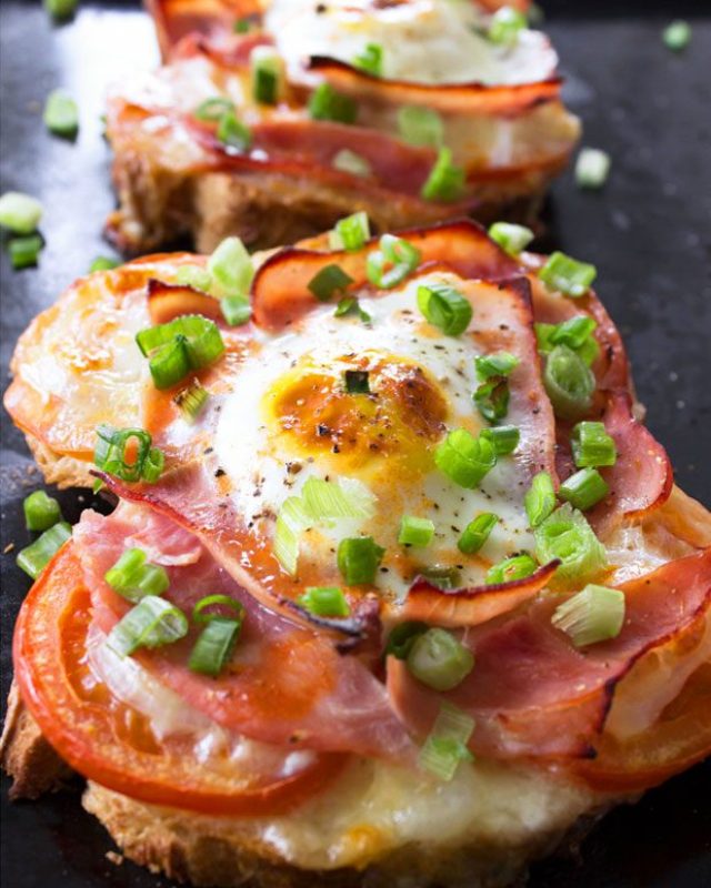 Ham, Tomato and Mozzarella Pizza Toast - #recipe by #eatwell101 - https://www.eatwell101.com/baked-breakfast-pizza-toast-recipe